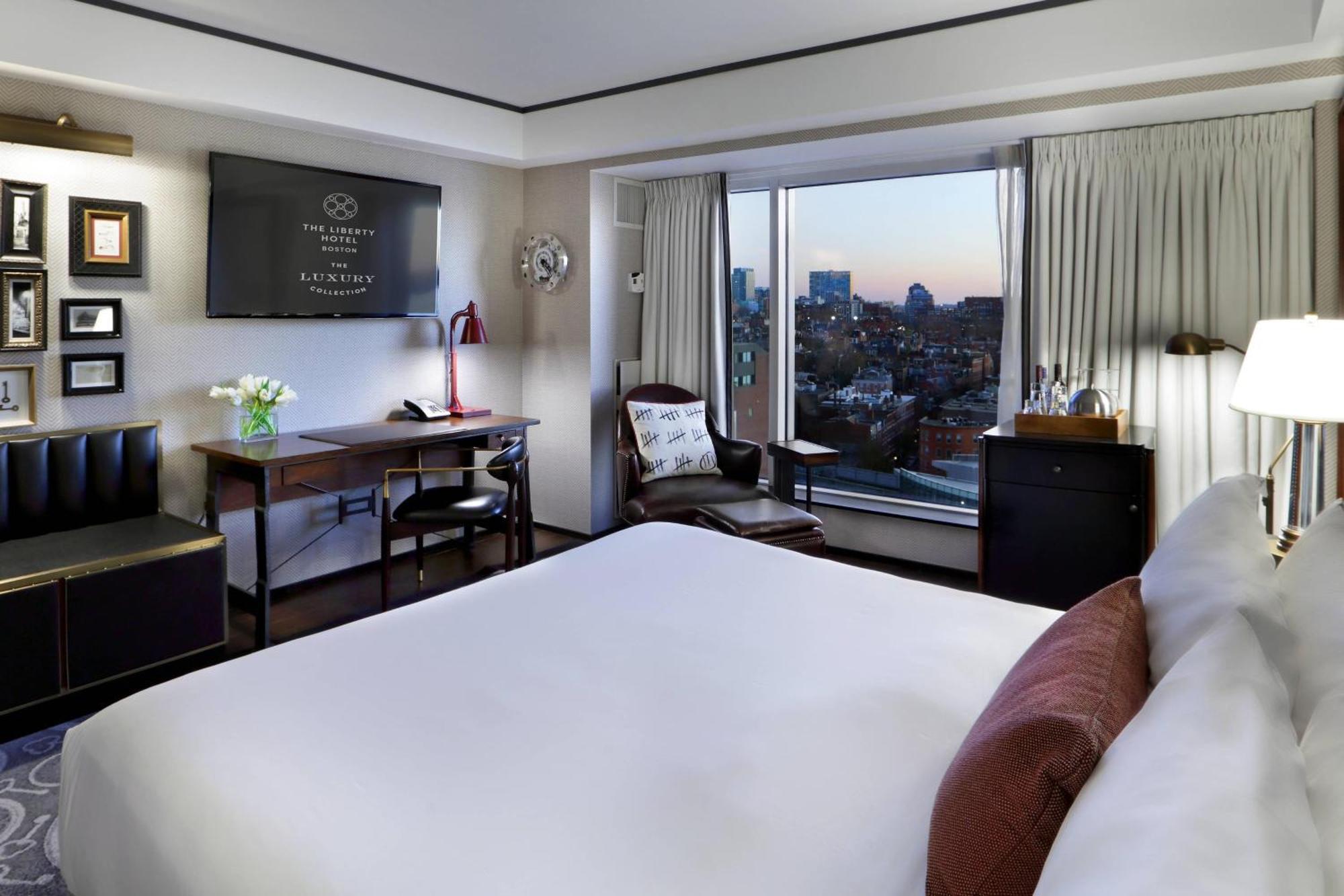 Grand Deluxe Guest room 1 King Beacon Hill view,1632990901:JPEG